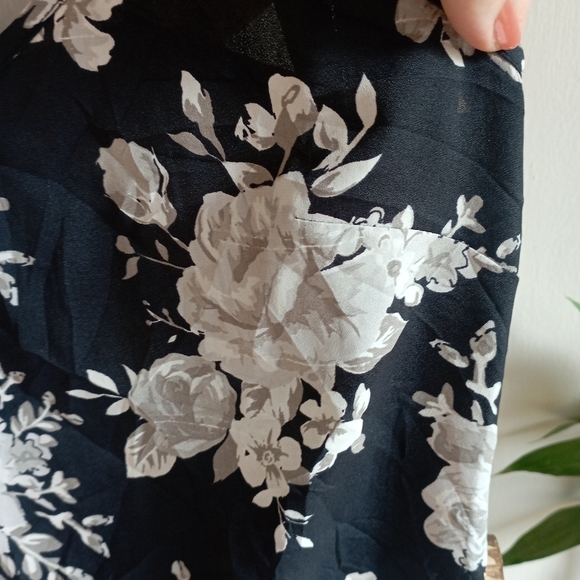 👩‍❤️‍👩 Floral Deep Grey And White Vest Top - Picture 3 of 15